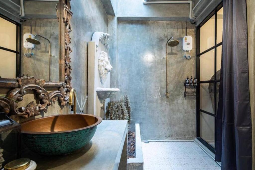 Beautiful 3 Bedroom Baroque House near Asoke BTS Beautiful 3 Bedroom Baroque House near Asoke BTS