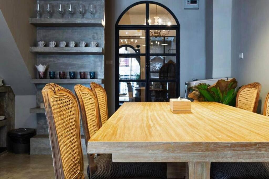Beautiful 3 Bedroom Baroque House near Asoke BTS Beautiful 3 Bedroom Baroque House near Asoke BTS