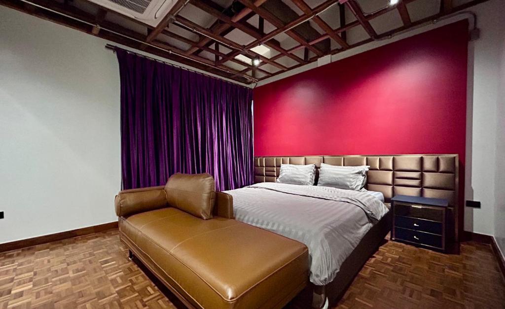 Brown Brick Thonglor - Red Burgundy Room Brown Brick Thonglor - Red Burgundy Room