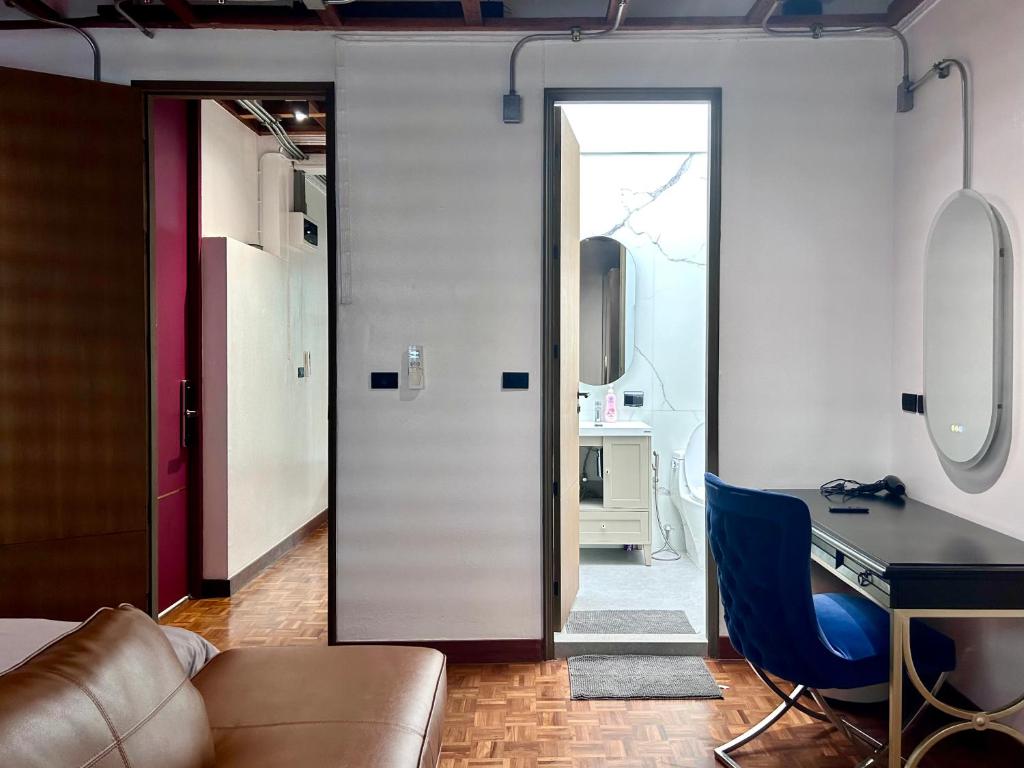 Brown Brick Thonglor - Red Burgundy Room Brown Brick Thonglor - Red Burgundy Room