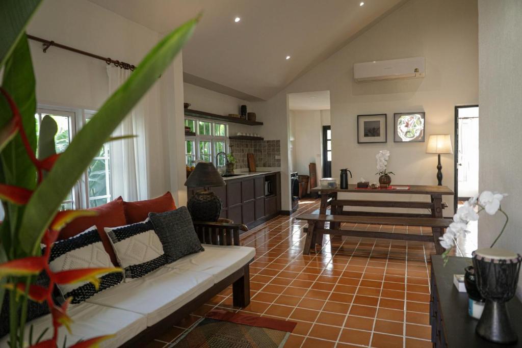 10mins to BKK airport 3BR Group Stay 10mins to BKK airport 3BR Group Stay