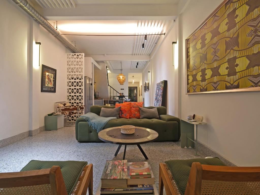 Siri Designer 3-Storey Townhouse with Garden and Luxury Amenities Siri Designer 3-Storey Townhouse with Garden and Luxury Amenities