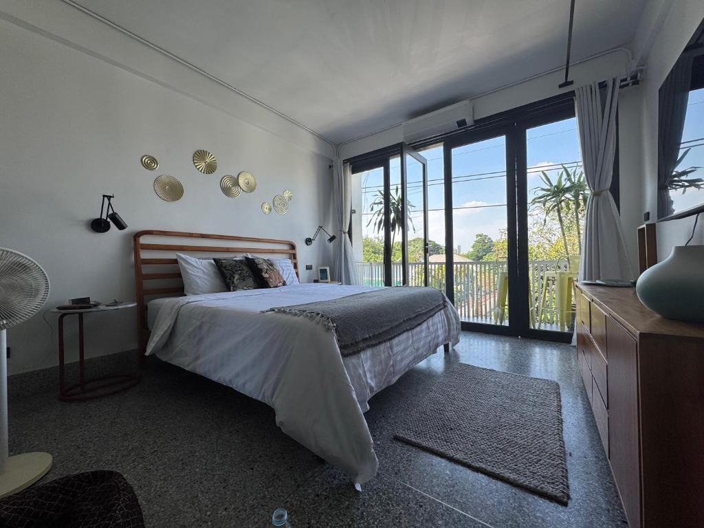 Siri Designer 3-Storey Townhouse with Garden and Luxury Amenities Siri Designer 3-Storey Townhouse with Garden and Luxury Amenities