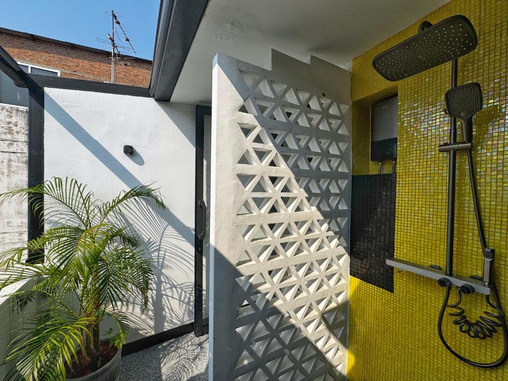 Siri Designer 3-Storey Townhouse with Garden and Luxury Amenities Siri Designer 3-Storey Townhouse with Garden and Luxury Amenities