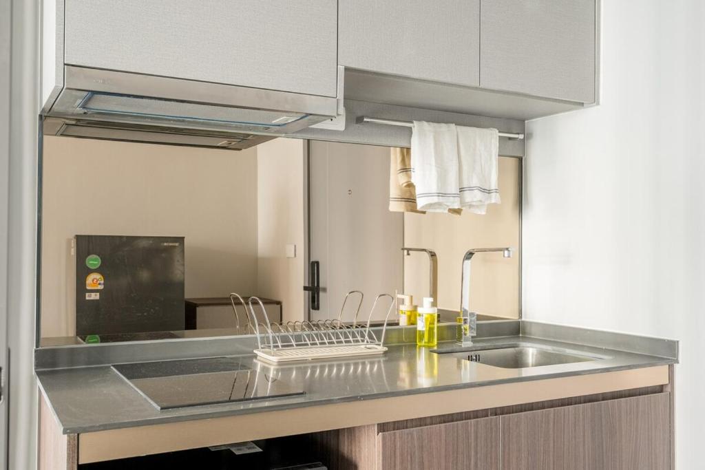 1BR Apt - Pool, Gym, Rooftop, BTS, Coworking Space - 10 min Nana Plaza - Central - New Building - 24 7 Security 1BR Apt - Pool, Gym, Rooftop, BTS, Coworking Space - 10 min Nana Plaza - Central - New Building - 24 7 Security