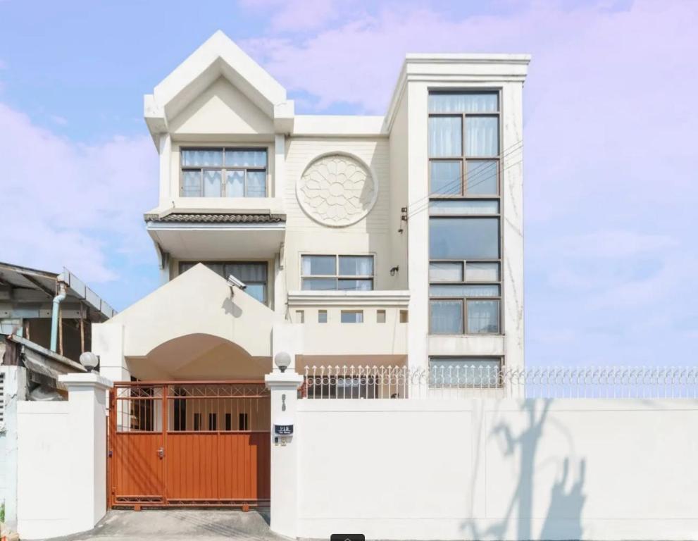 Charming 3-Storey house near BTS Onnut Station Charming 3-Storey house near BTS Onnut Station