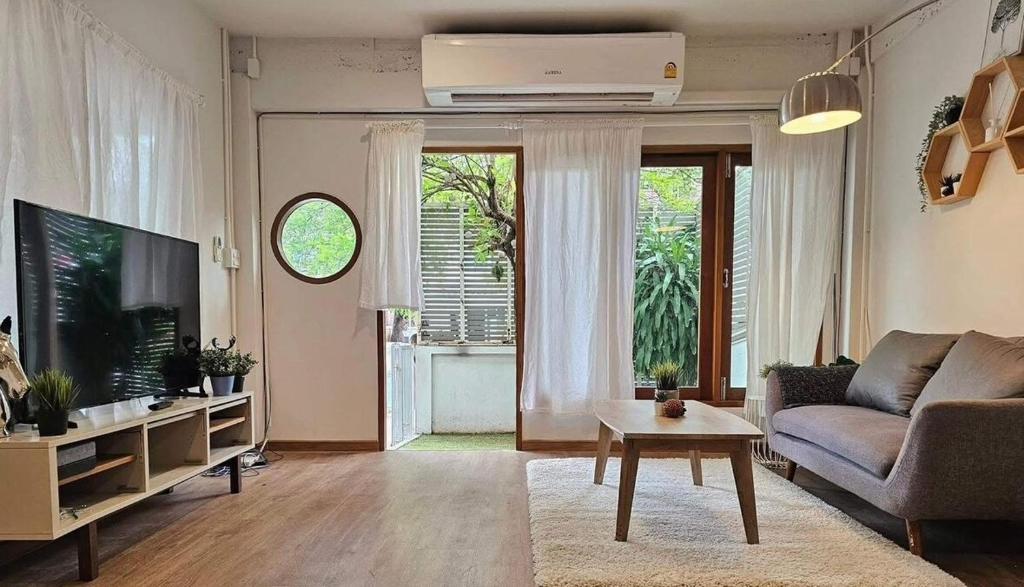 House in Pridi - Stylish 3BR Pet-Friendly