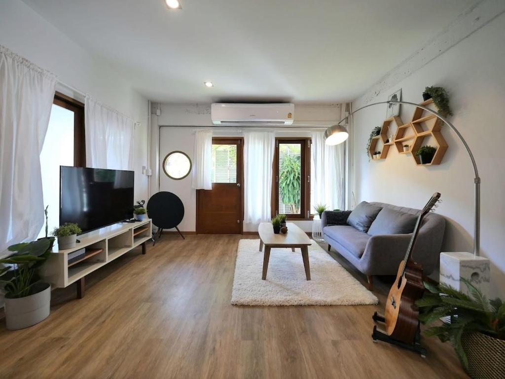 House in Pridi - Stylish 3BR Pet-Friendly