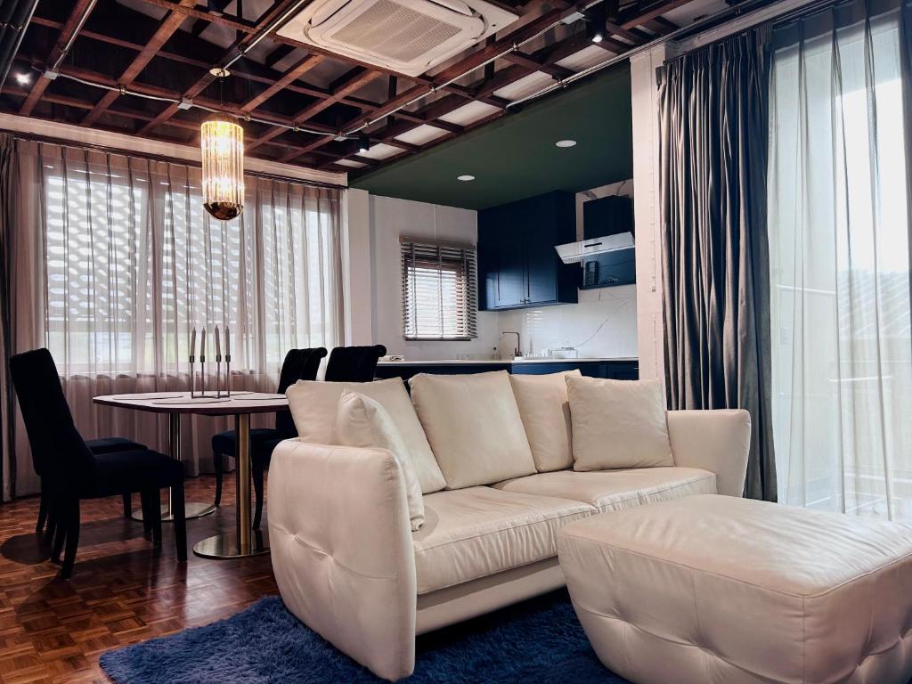 Brown Brick Thonglor - Green Greenery Room
