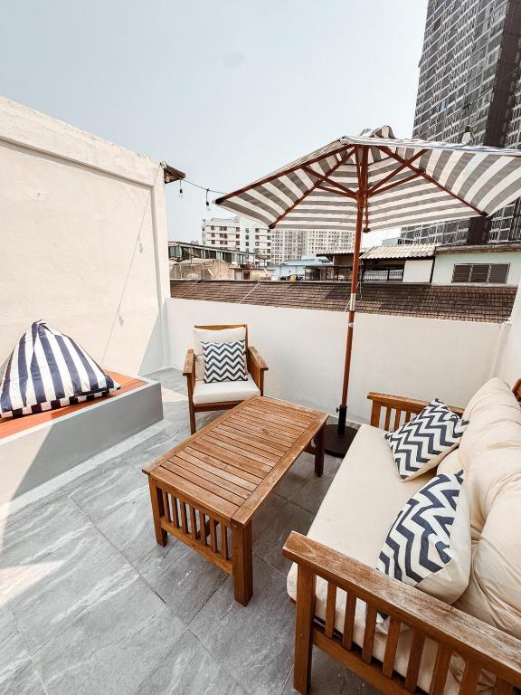Spacious Relaxing Townhouse with Rooftop in Ekamai Spacious Relaxing Townhouse with Rooftop in Ekamai