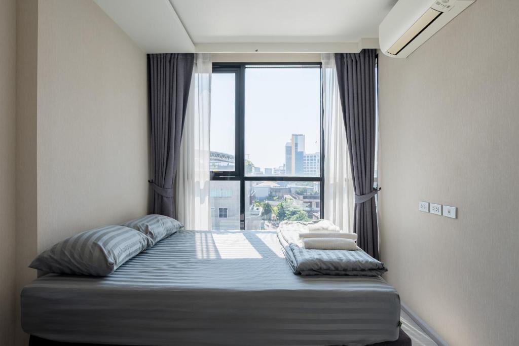 Luxury Condo Libary Pool Gym BTS King Bed Luxury Condo Libary Pool Gym BTS King Bed