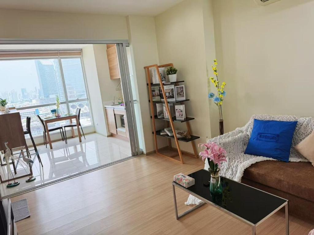 HuaikhwangMRT light luxury apartment sky pool