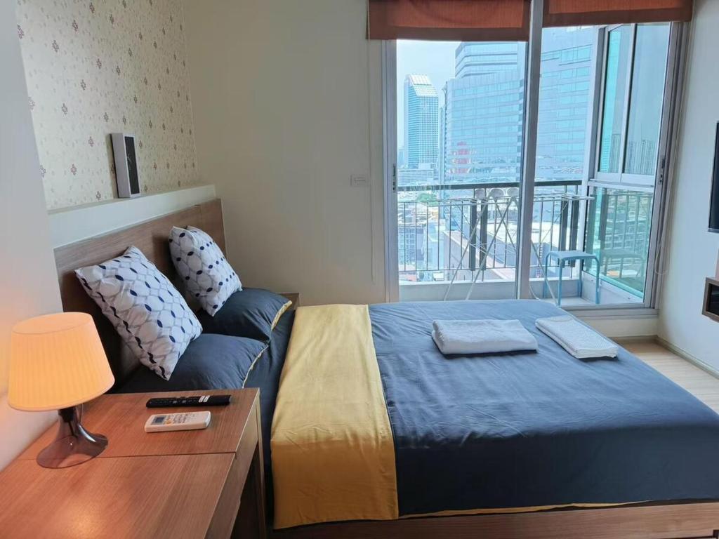 HuaikhwangMRT light luxury apartment sky pool
