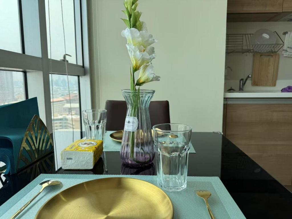 HuaikhwangMRT light luxury apartment sky pool
