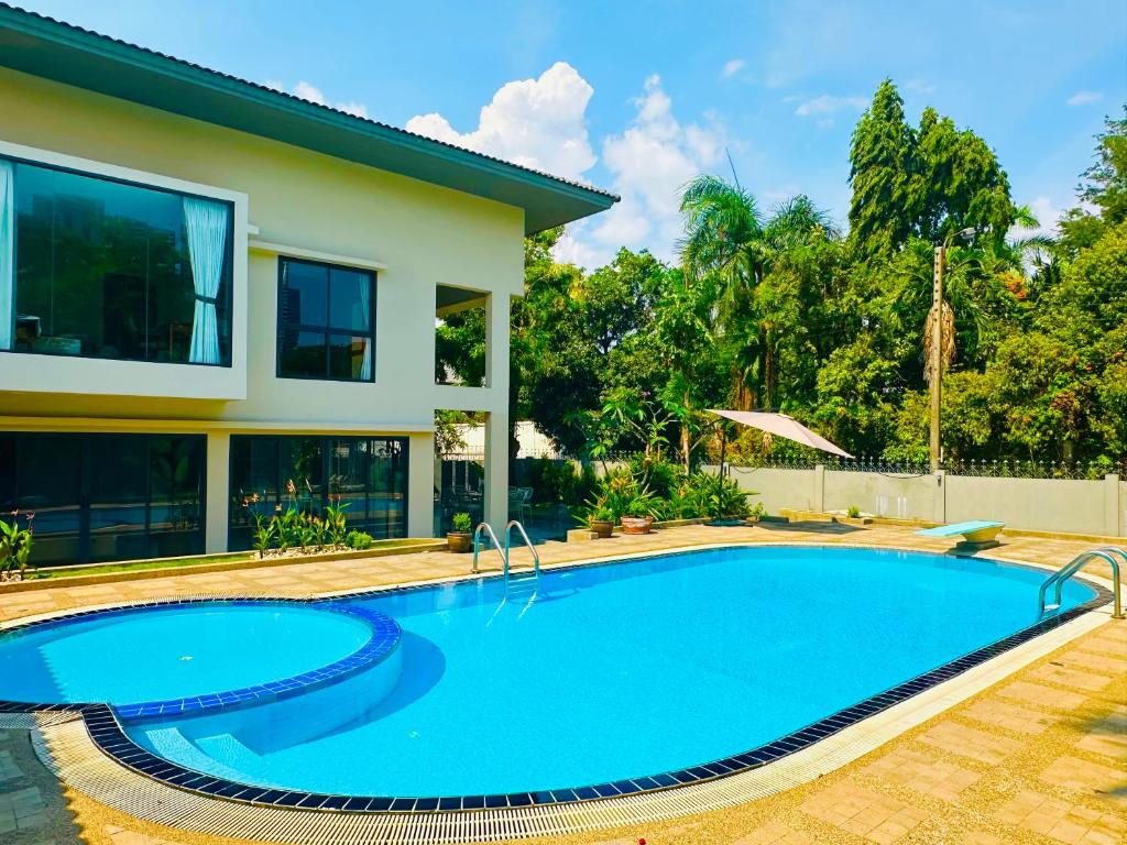 5BR Villa with Private Pool Sukhumvit 10mins BTS 5BR Villa with Private Pool Sukhumvit 10mins BTS