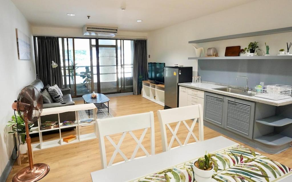Cozy 2BR Apt in Central Bangkok 5 mins BTS 110 SQM by MattCo Cozy 2BR Apt in Central Bangkok 5 mins BTS 110 SQM by MattCo