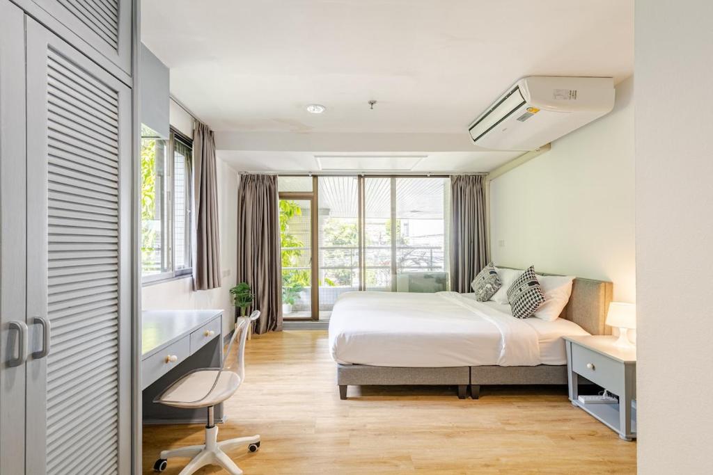 Cozy 2BR Apt in Central Bangkok 5 mins BTS 110 SQM by MattCo Cozy 2BR Apt in Central Bangkok 5 mins BTS 110 SQM by MattCo