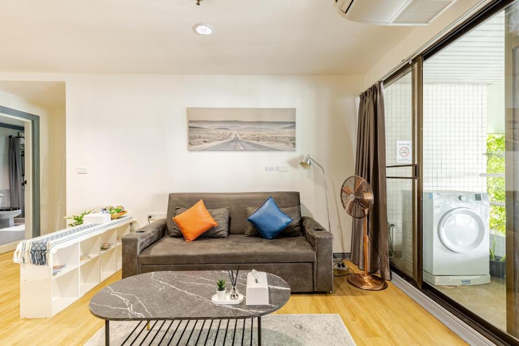 Cozy 2BR Apt in Central Bangkok 5 mins BTS 110 SQM by MattCo Cozy 2BR Apt in Central Bangkok 5 mins BTS 110 SQM by MattCo