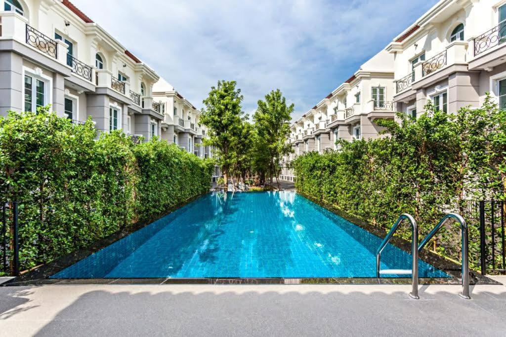 Entire 3BR Townhome, Pool, Sukhumvit, BTS&MRT Asok Entire 3BR Townhome, Pool, Sukhumvit, BTS&MRT Asok