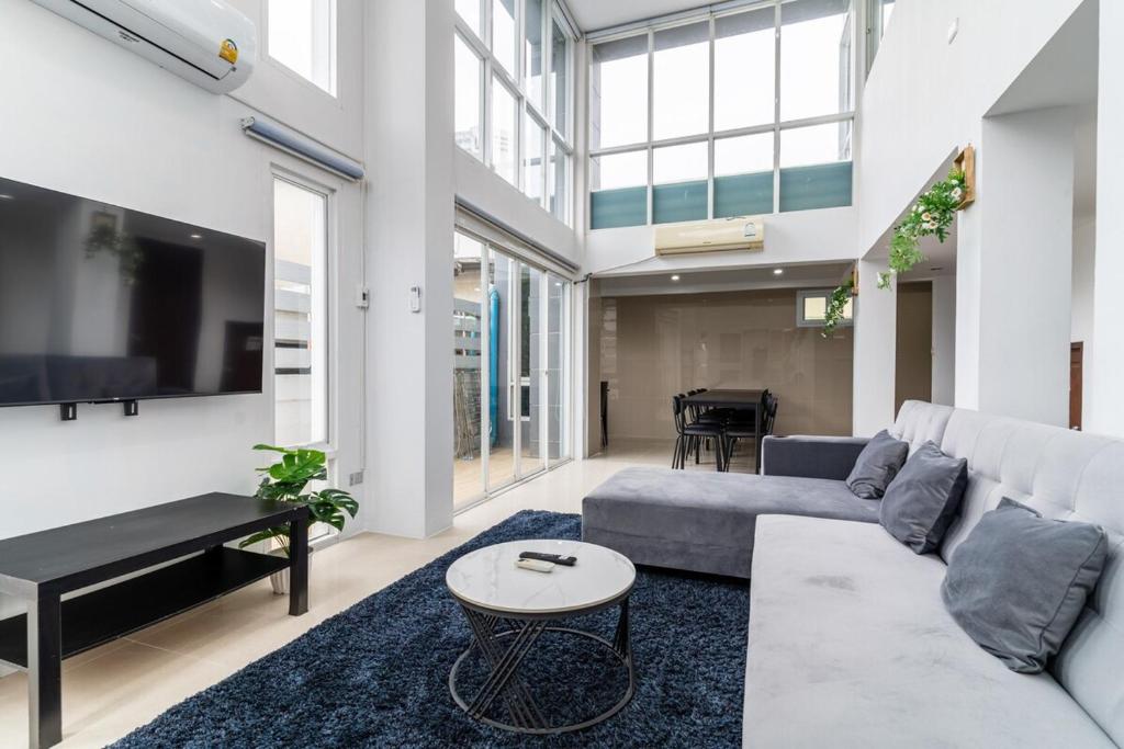 Modern Townhouse City Center 4 Floors 13 Guests Modern Townhouse City Center 4 Floors 13 Guests