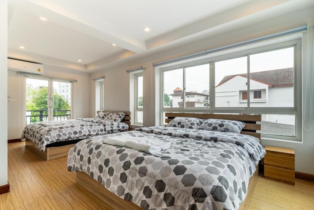 Modern Townhouse City Center 4 Floors 13 Guests Modern Townhouse City Center 4 Floors 13 Guests