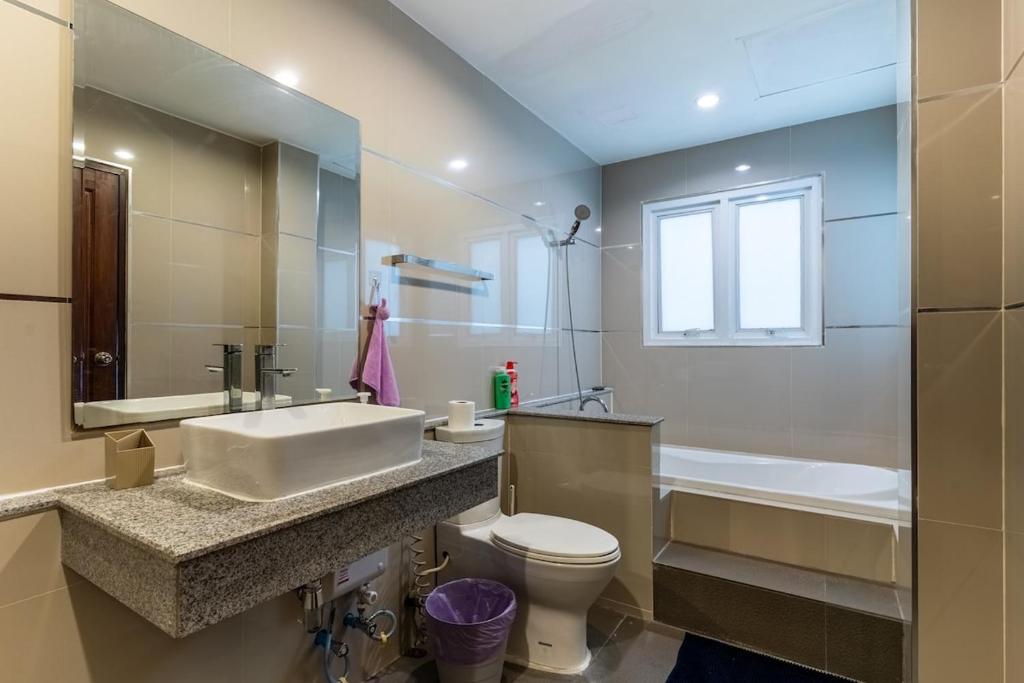 Modern Townhouse City Center 4 Floors 13 Guests Modern Townhouse City Center 4 Floors 13 Guests