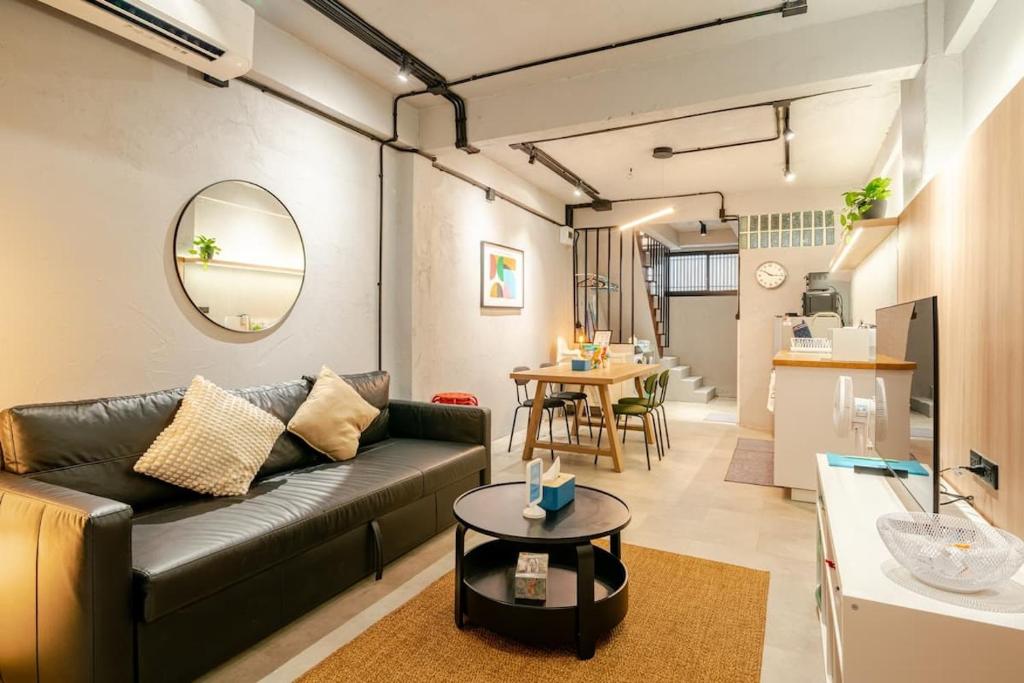 Rare Bangkok Townhouse Perfect for Groups, 8 mins to Train Rare Bangkok Townhouse Perfect for Groups, 8 mins to Train