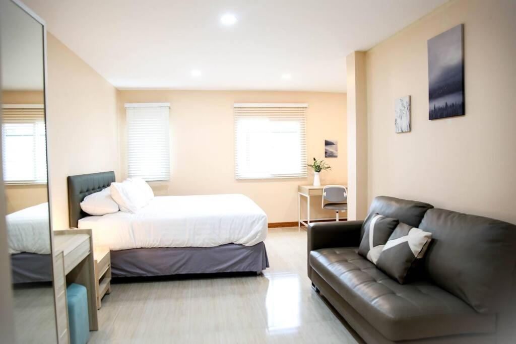 Near BTS Bearing Skytrain- Homey living Townhome - 4 Bedrooms Near BTS Bearing Skytrain- Homey living Townhome - 4 Bedrooms