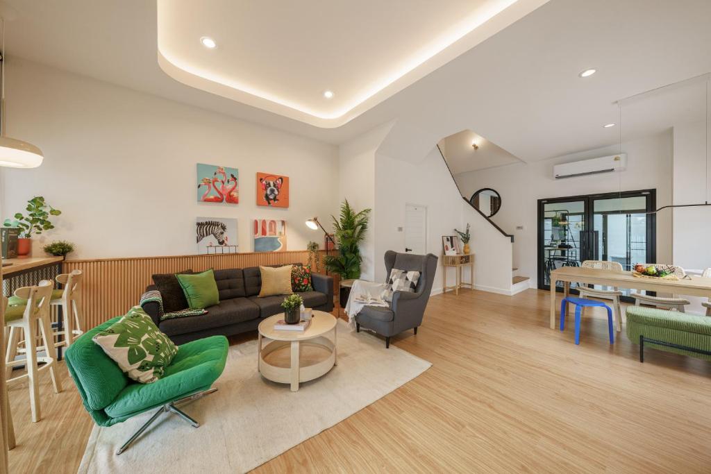 New Stylish Modern Home 4BR 12pax 200m BTS PhraKhanong New Stylish Modern Home 4BR 12pax 200m BTS PhraKhanong