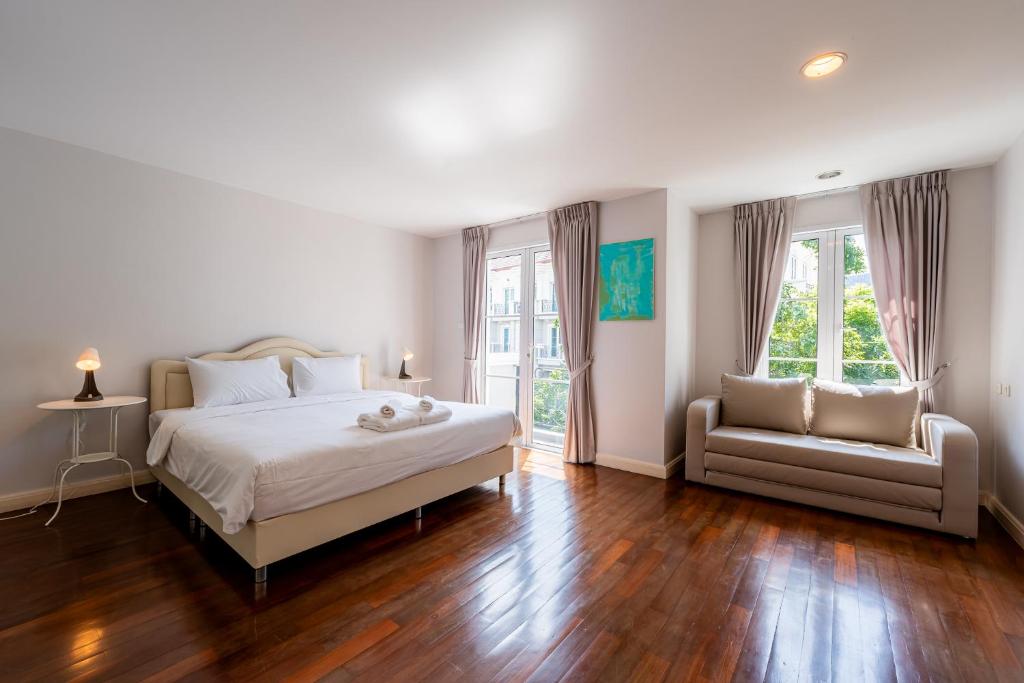 3 Bedroom Spacious Home in Downtown Bangkok Near MRT BTS Asok Station 3 Bedroom Spacious Home in Downtown Bangkok Near MRT BTS Asok Station