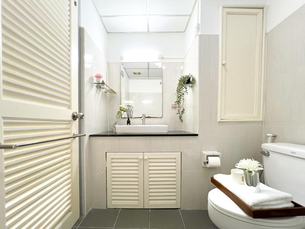 Stylish 2BR City View - BTS St.Louis - Ultra Fast Wifi Stylish 2BR City View - BTS St.Louis - Ultra Fast Wifi