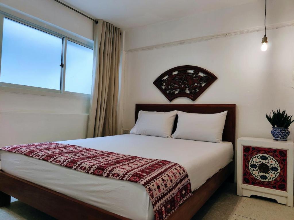 Lumphini 3 Teakwood red at Steamy Location