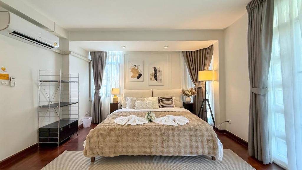 Private Pool Villas Sukhumvit 26 Near BTS Phrom Phong and EmSphere Private Pool Villas Sukhumvit 26 Near BTS Phrom Phong and EmSphere