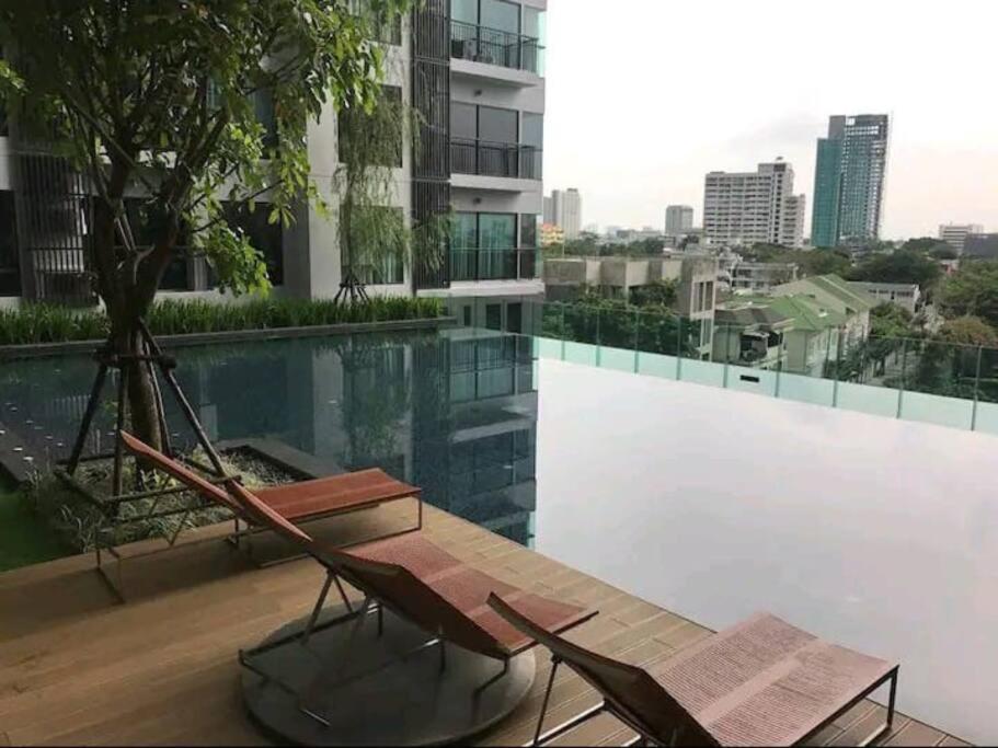 Luxurious Apartment with Train Access Luxurious Apartment with Train Access