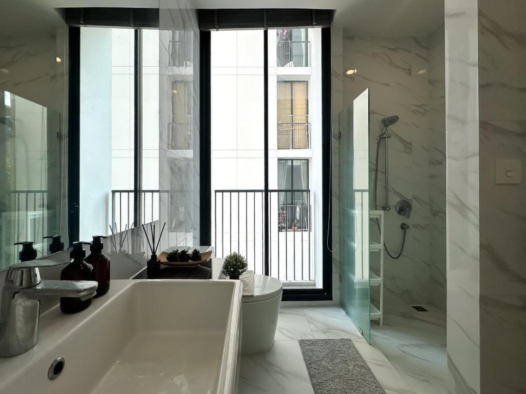 Luxurious Downtown 1BR - Ultra Fast WiFi - BTS Asoke Luxurious Downtown 1BR - Ultra Fast WiFi - BTS Asoke