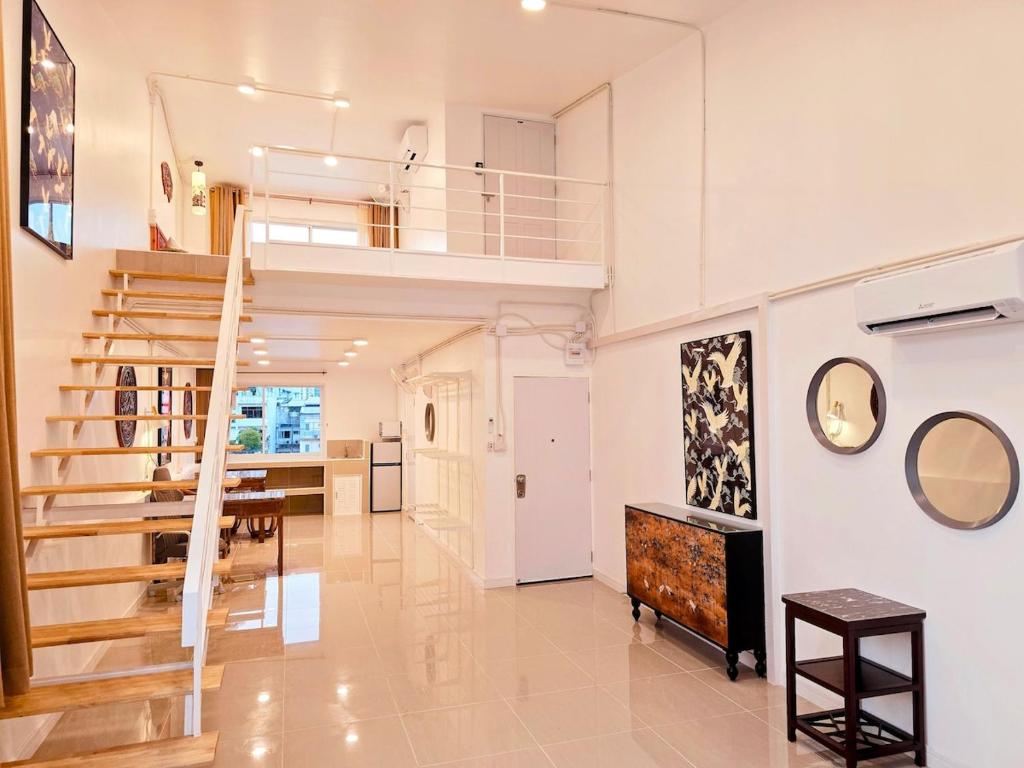 Crane nest 14 loft with views over Sathorn Crane nest 14 loft with views over Sathorn