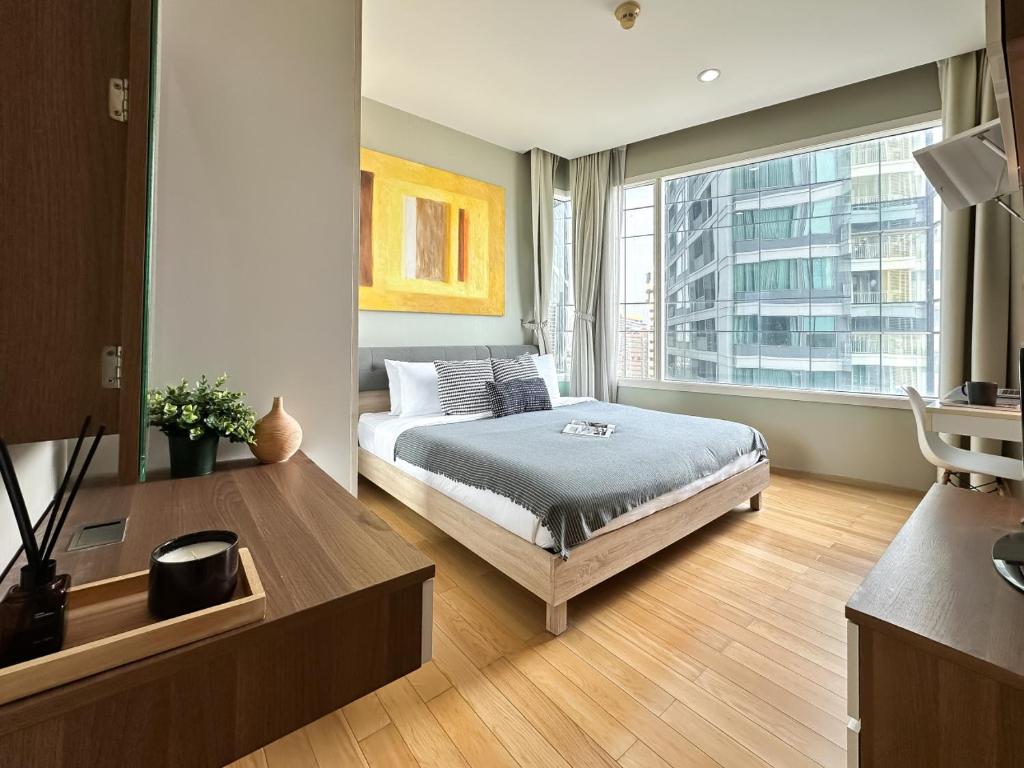 Roomy Modern 2BR - Ultra Fast WiFi - BTS Phrom Phong Roomy Modern 2BR - Ultra Fast WiFi - BTS Phrom Phong