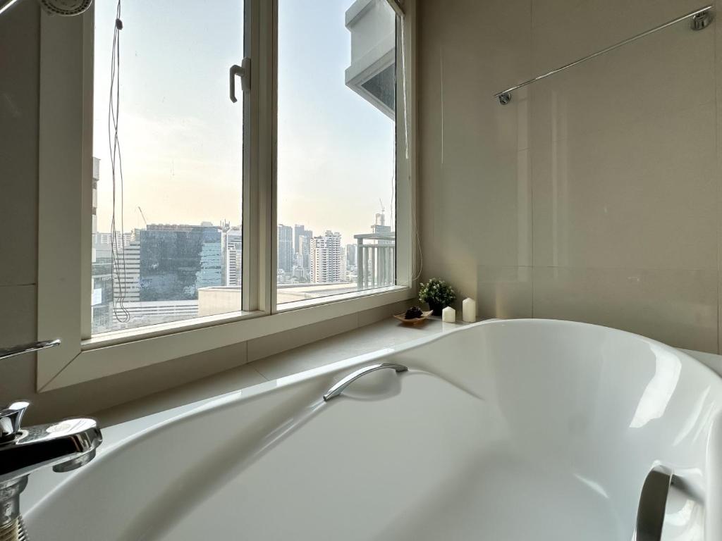 Roomy Modern 2BR - Ultra Fast WiFi - BTS Phrom Phong Roomy Modern 2BR - Ultra Fast WiFi - BTS Phrom Phong