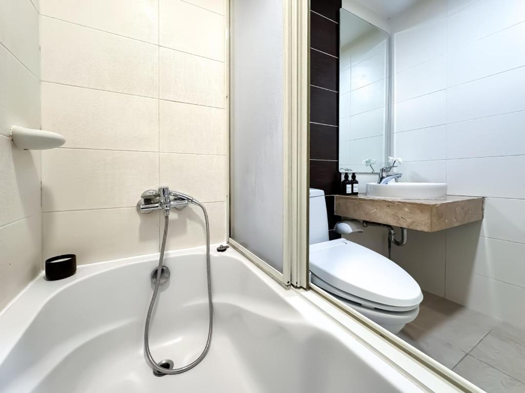 Upscale Expansive 2BR - Ultra Fast Wifi - Phrom Phong