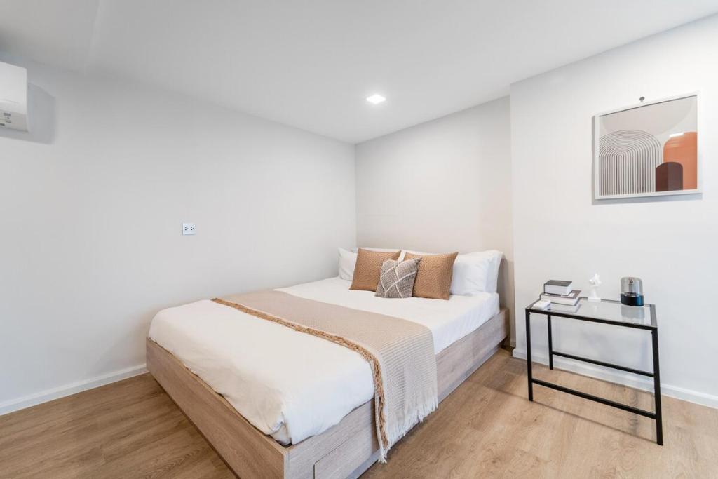 Bright Duplex with Panoramic Views Rooftop Pool and Gym Bright Duplex with Panoramic Views Rooftop Pool and Gym