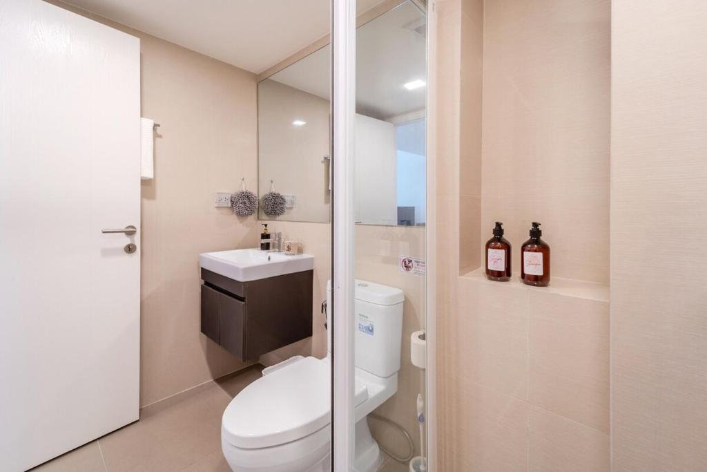 Bright Duplex with Panoramic Views Rooftop Pool and Gym Bright Duplex with Panoramic Views Rooftop Pool and Gym