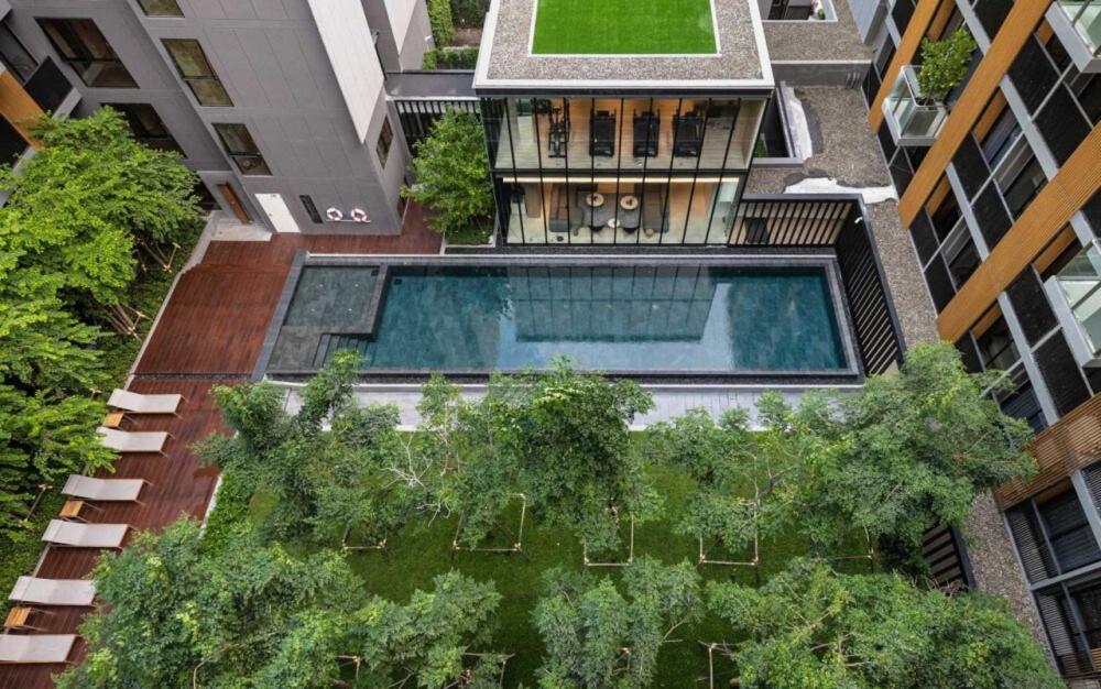 Modern pool view BTS Ekkamai-1BR Modern pool view BTS Ekkamai-1BR