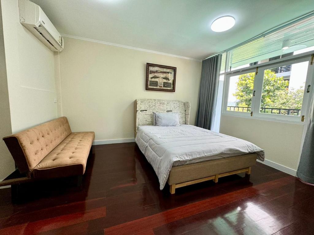 I LOVE BANGKOK - Thai Style Room near Skytrain Asok, T21, and EM District Malls