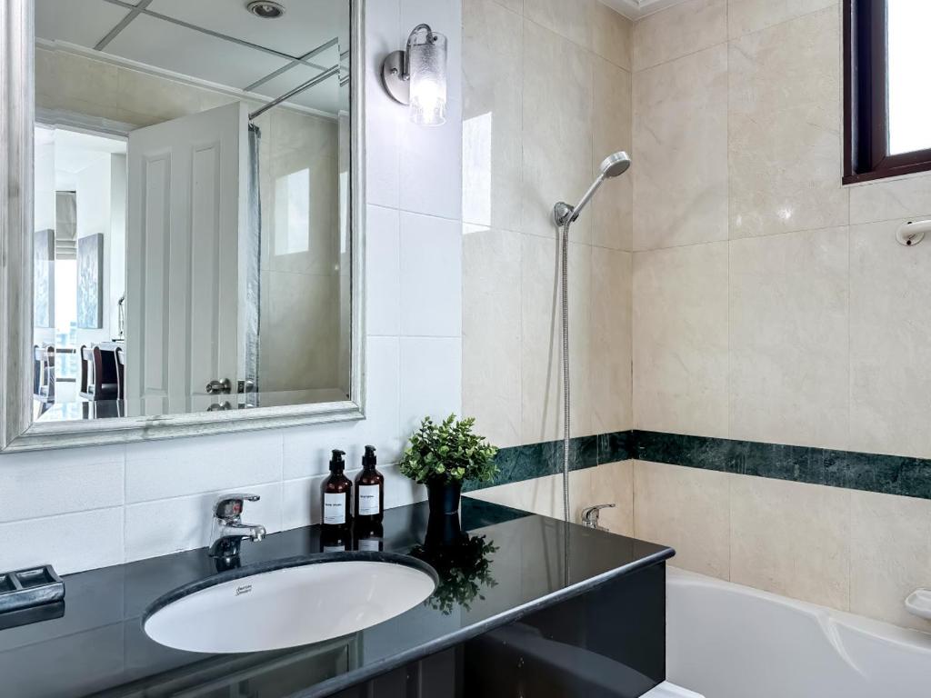 Luxurious 2BR Ultra Fast Wifi Phrom Phong Luxurious 2BR Ultra Fast Wifi Phrom Phong