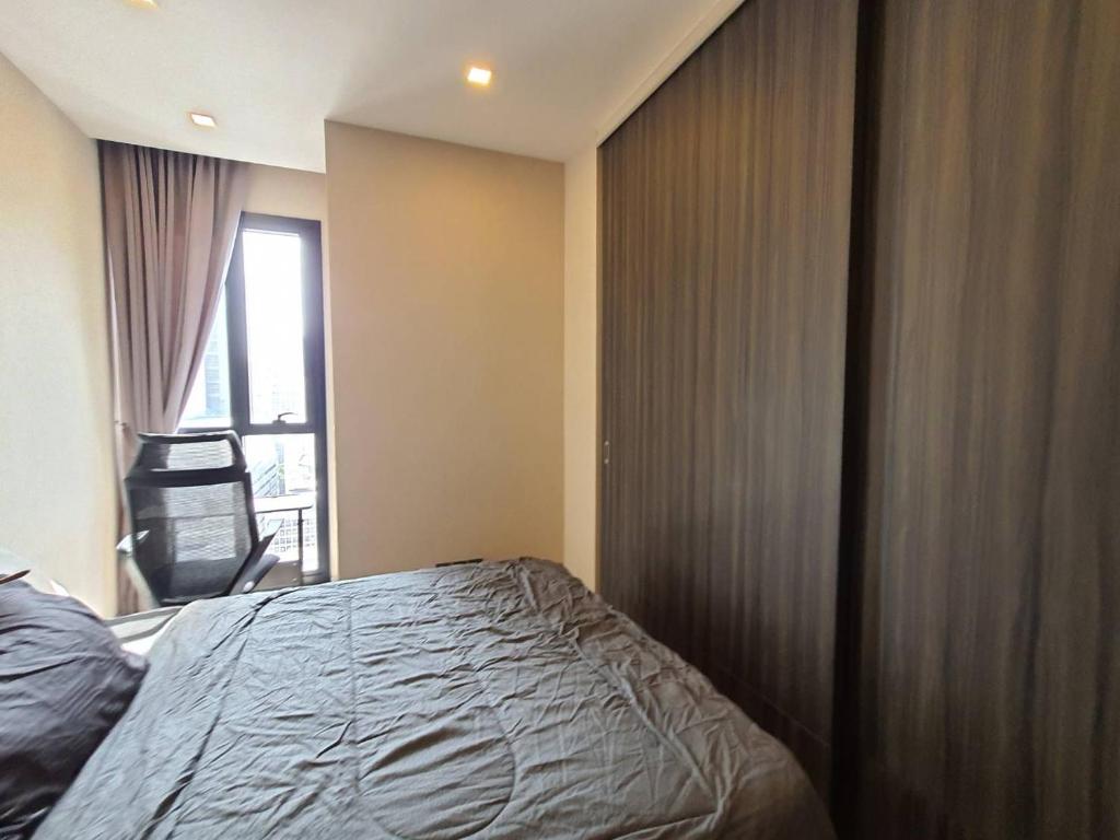 1 minute walk to BTS and MRT Coworking meeting room and desk and office chair 1 minute walk to BTS and MRT Coworking meeting room and desk and office chair