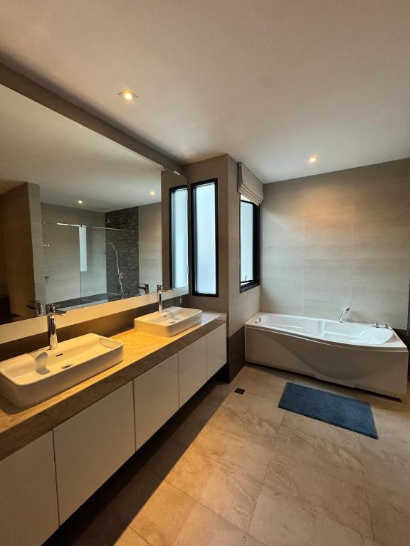 Central BKK Luxuxy Pool Villa 4BR Central BKK Luxuxy Pool Villa 4BR