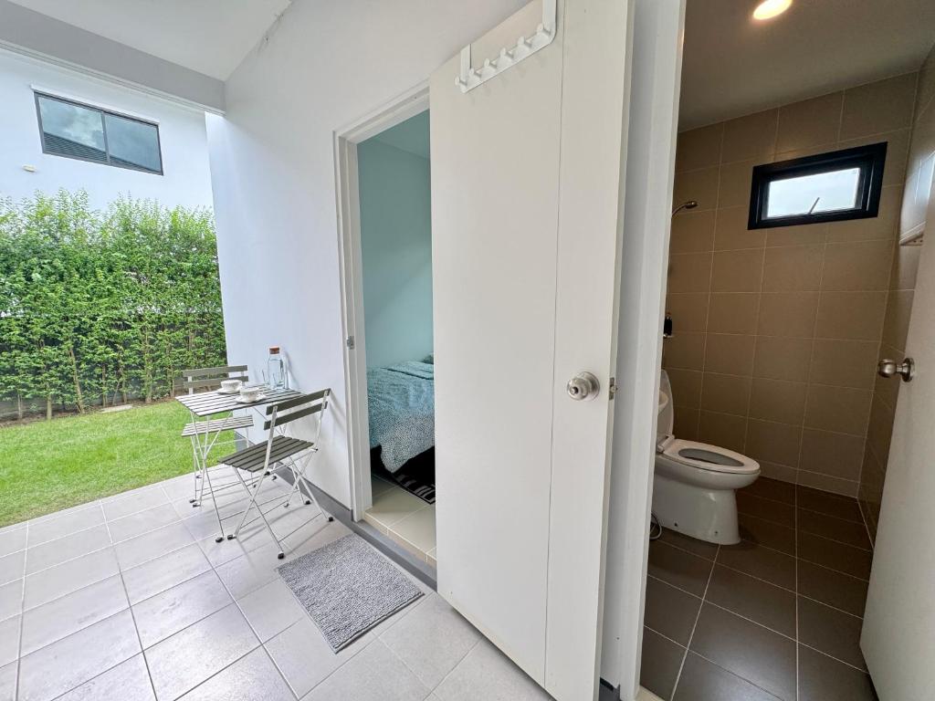 Garden Room with Private Entrance in Luxury Residence Garden Room with Private Entrance in Luxury Residence