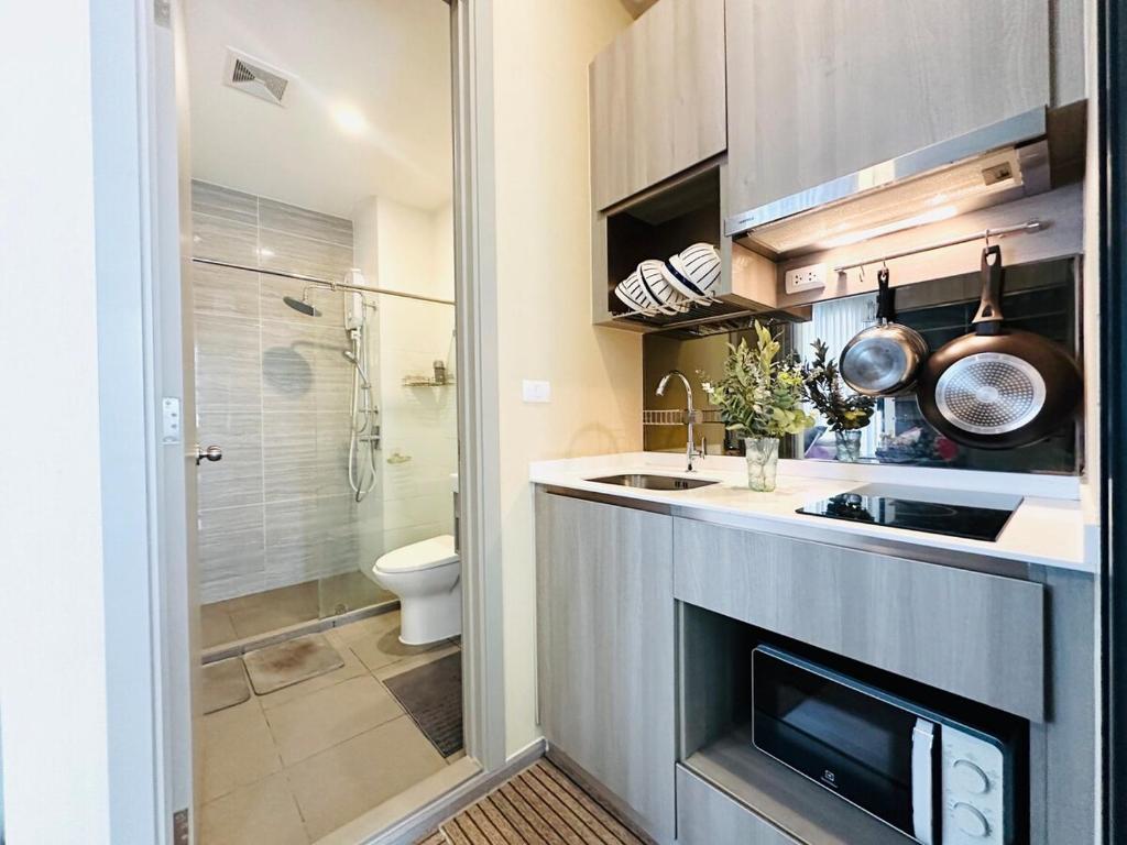 Modern condo nr BTS ONNUT WIFI with workroom Modern condo nr BTS ONNUT WIFI with workroom