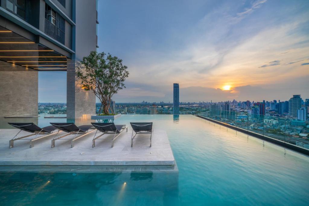 Modern condo nr BTS ONNUT WIFI with workroom Modern condo nr BTS ONNUT WIFI with workroom