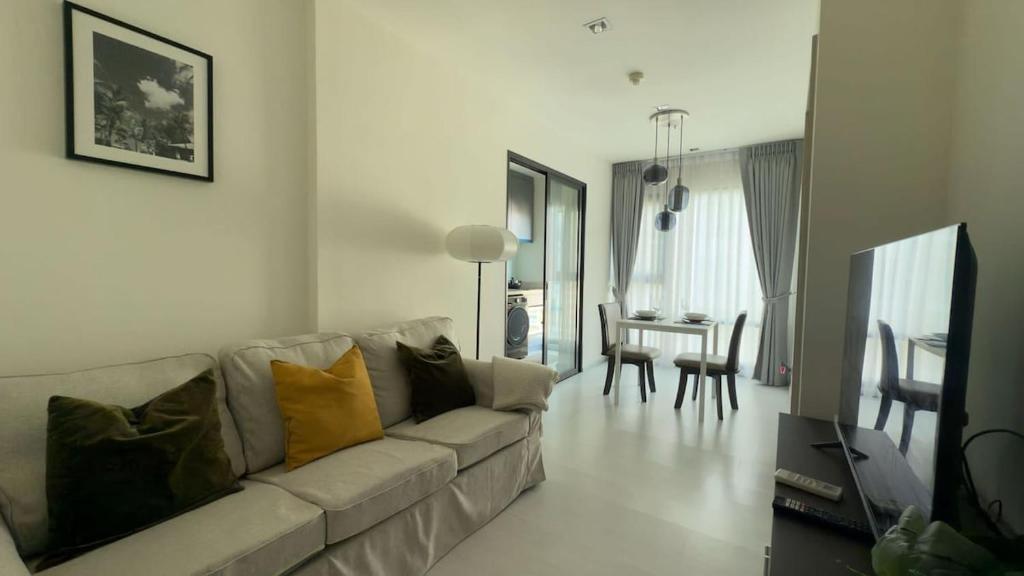 Luxury Apartment with Train Access Luxury Apartment with Train Access